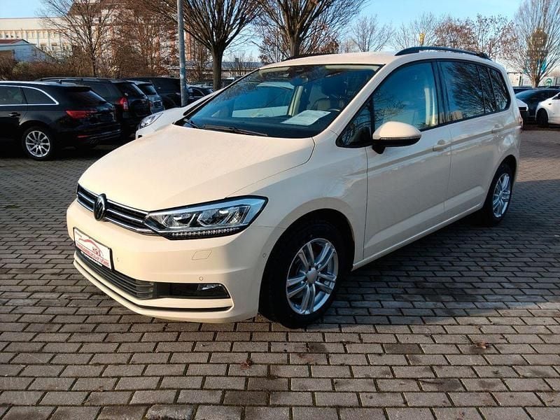 Beige Gebraucht 2023 VW Touran Van / Kleinbus | 24.490 € (Superpreis) - Bild 1/4