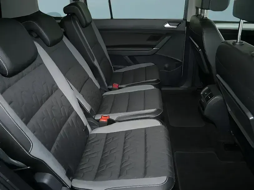 Gebraucht VW Touran 150 PS (110 kW) 2025 Silber Van / Kleinbus