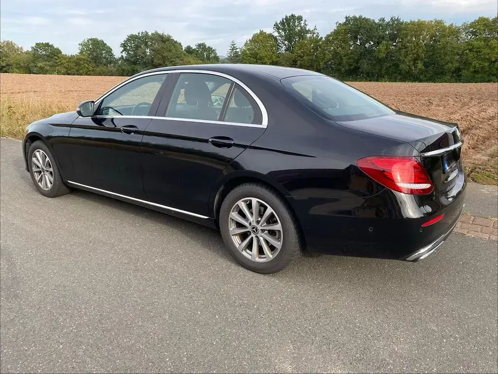 Gebraucht Mercedes E220 194 PS (142 kW) 2019 Schwarz Limousine