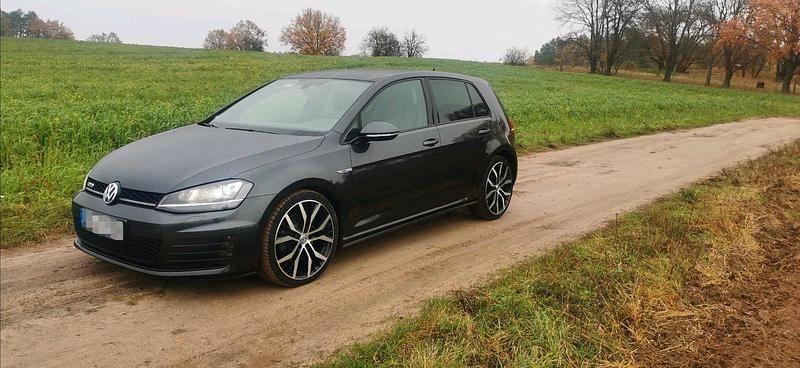 Grau Gebraucht 2016 VW Golf VII GTD Limousine | 14.500 € - Bild 1/4
