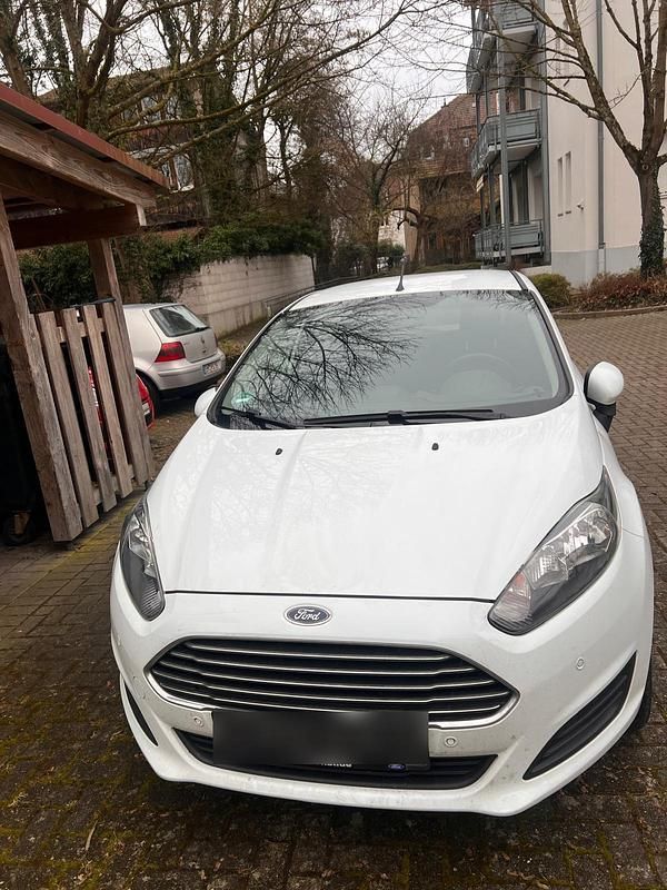 Gebraucht Ford Fiesta 80 PS (58 kW) 2014 Weiß Kleinwagen