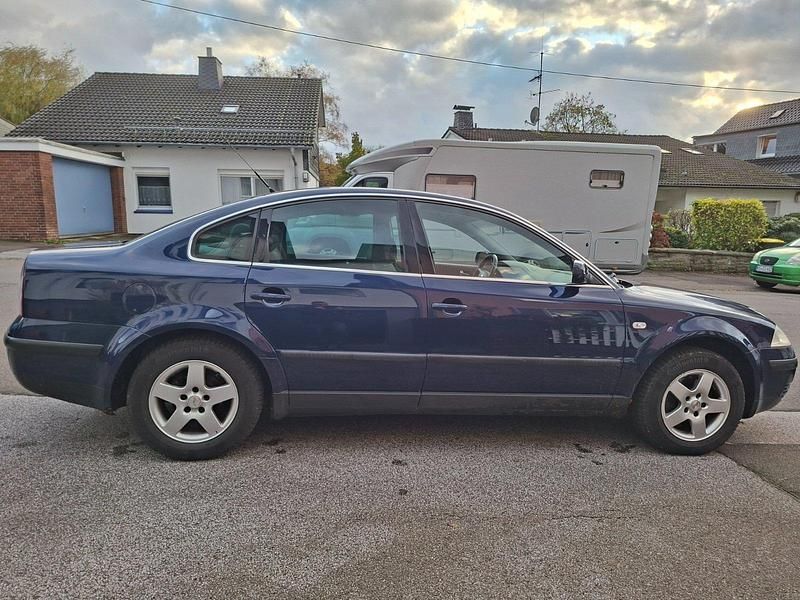 Blau Gebraucht 2001 VW Passat Limousine | 2.000 € (Fairer Preis) - Bild 1/4