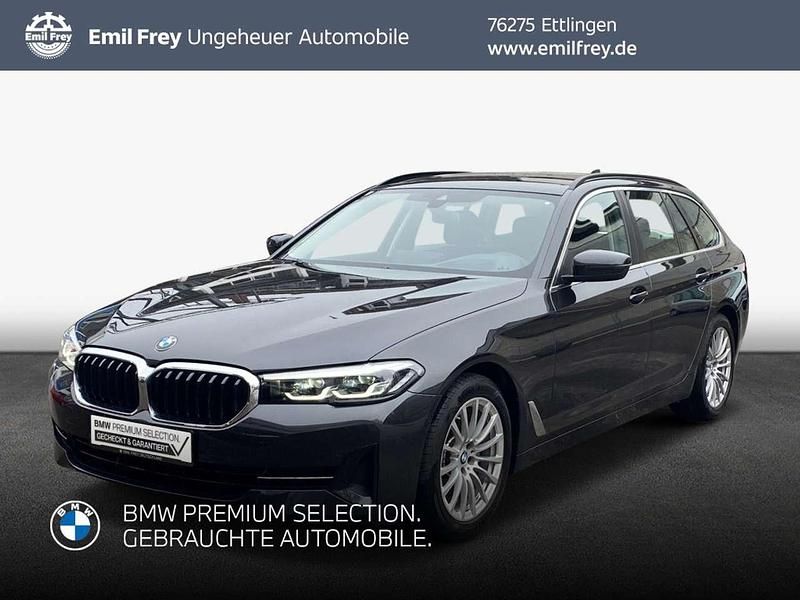 Sophistograu brillanteffekt metallic Gebraucht 2022 BMW 520 Sport Line Kombi | 31.990 € (Superpreis) - Bild 1/3