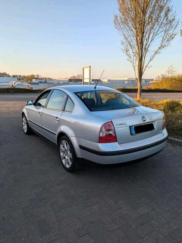 Silber Gebraucht 2001 VW Passat Limousine | 650 € (Superpreis) - Bild 1/4
