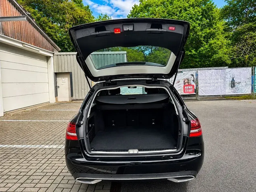 Gebraucht Mercedes C180 Avantgarde 156 PS (114 kW) 2018 Schwarz Kombi