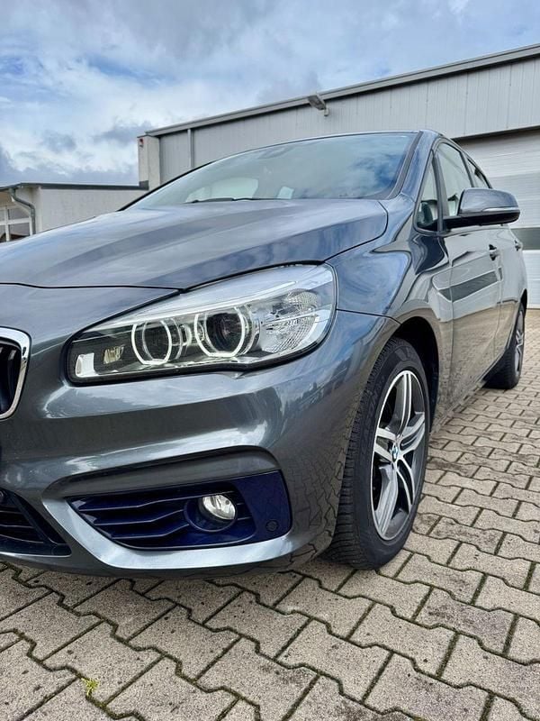 Grau Gebraucht 2016 BMW 220 Active Tourer Sport Line Van / Kleinbus | 12.800 € (Fairer Preis) - Bild 1/4