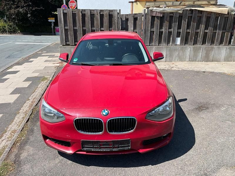 Rot Gebraucht 2012 BMW 116 Kleinwagen | 6.900 € (Guter Preis) - Bild 1/4