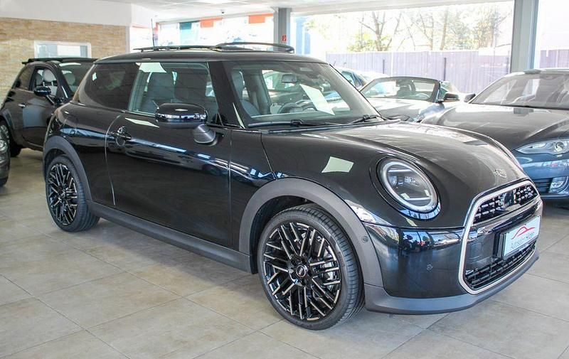 Gebraucht Mini Cooper Favoured 156 PS (114 kW) 2024 Schwarz Kleinwagen