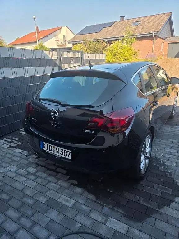 Gebraucht Opel Astra Edition 140 PS (102 kW) 2010 Schwarz Limousine