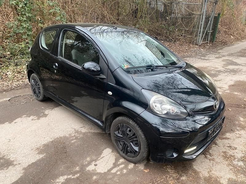 Gebraucht Toyota Aygo 68 PS (50 kW) 2012 Schwarz Kleinwagen
