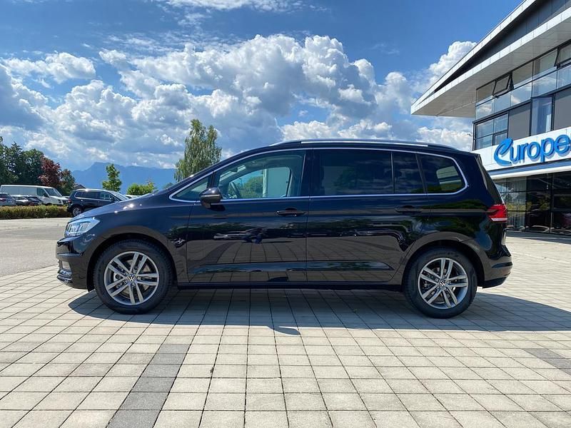 Gebraucht VW Touran Highline 150 PS (110 kW) 2022 Deep black perleffekt Van / Kleinbus