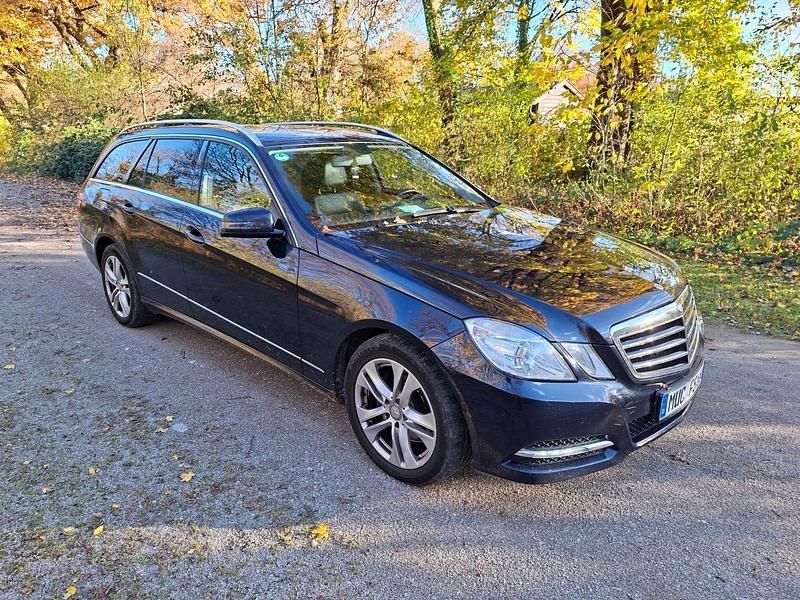 Gebraucht Mercedes E250 Avantgarde 204 PS (150 kW) 2012 Blau Kombi