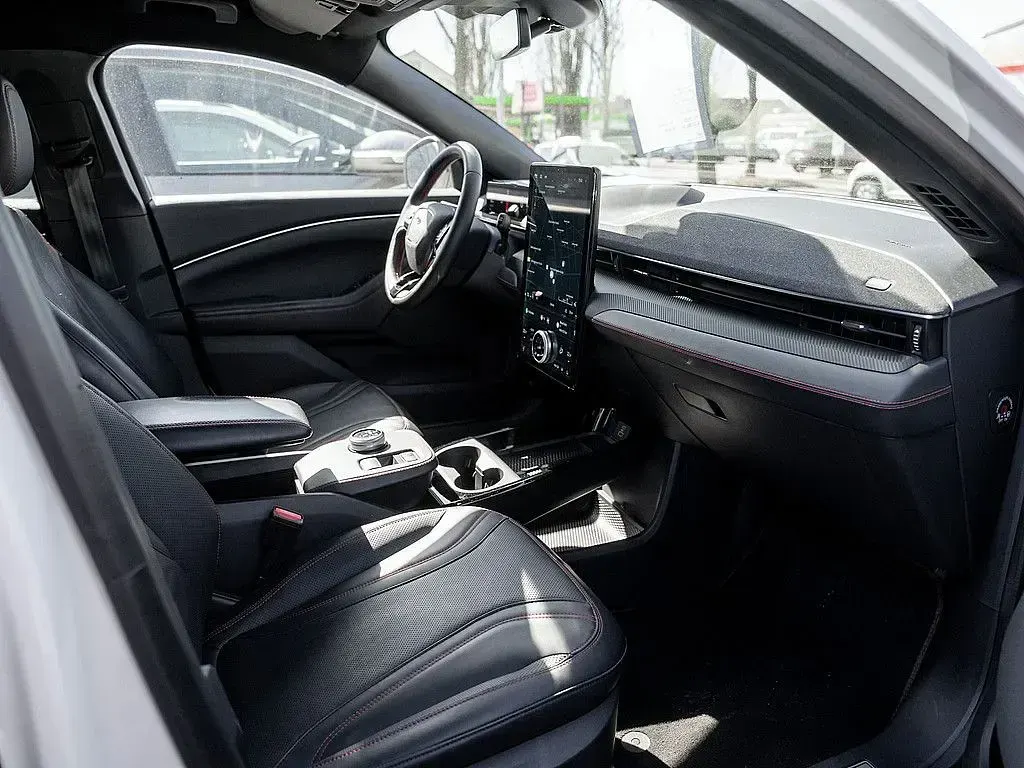 Gebraucht Ford Mustang Mach-E Standard Range 197 kW (269 PS) 2022 Weiß SUV