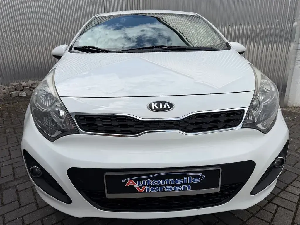 Gebraucht Kia Rio Attract 86 PS (63 kW) 2013 Weiß Limousine
