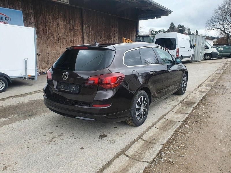 Gebraucht Opel Astra Innovation 165 PS (121 kW) 2013 Rot Kombi