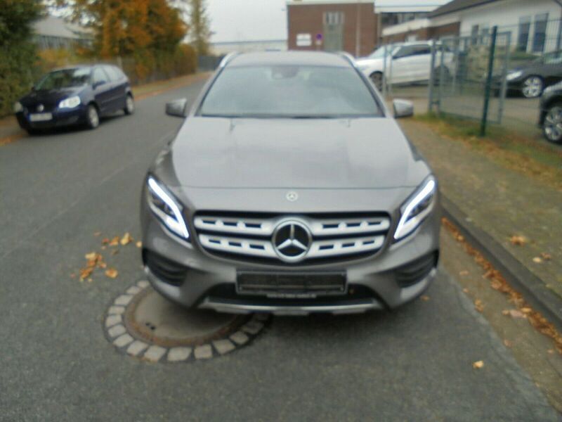 Gebraucht Mercedes GLA180 AMG line 122 PS (89 kW) 2018 Grau metallic SUV