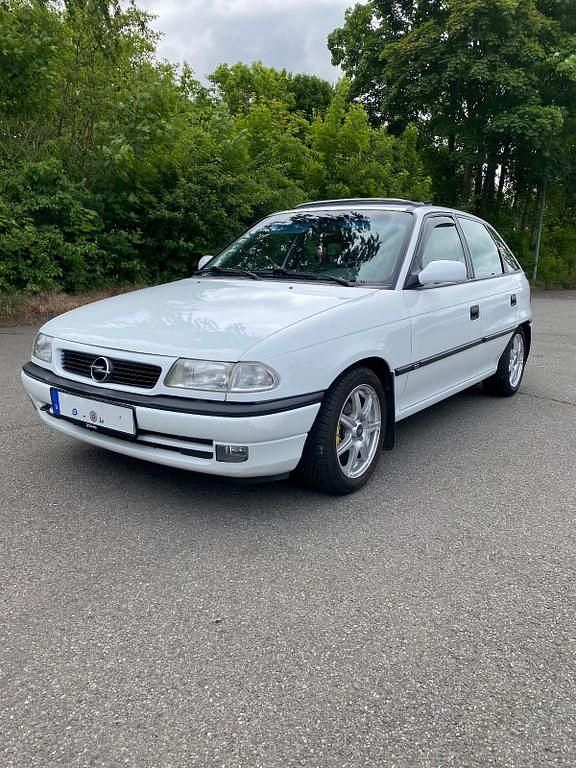 Weiß Gebraucht 1997 Opel Astra Limousine | 4.095 € (Teuer) - Bild 1/4