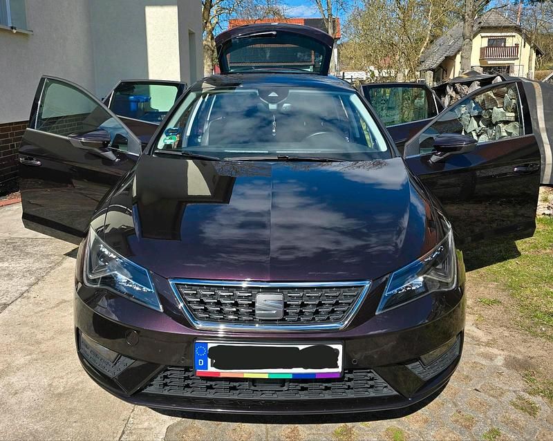 Violet Gebraucht 2025 Seat Leon XCELLENCE Limousine | 16.600 € (Superpreis) - Bild 1/4