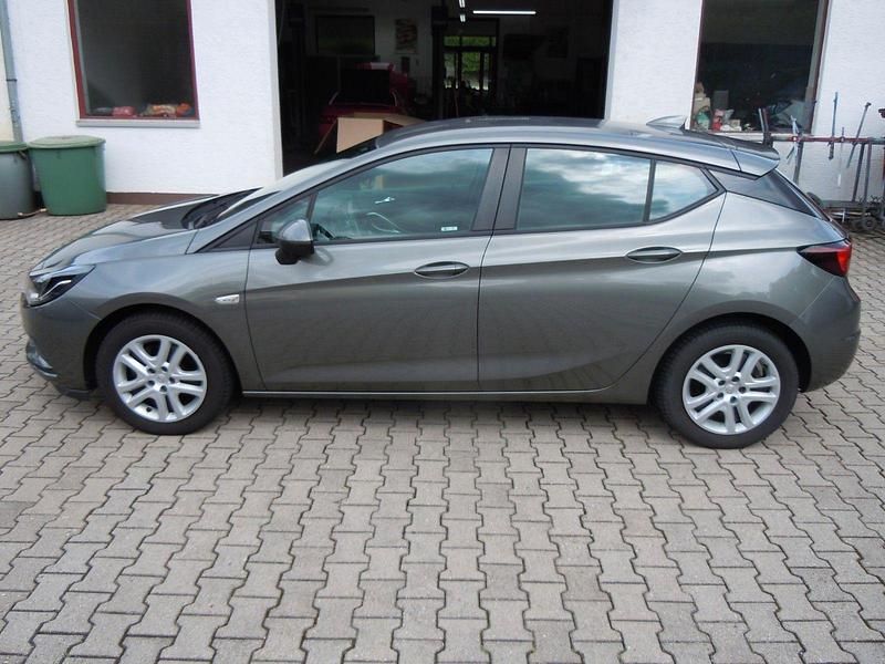 Gebraucht Opel Astra 105 PS (77 kW) 2017 Grau Limousine