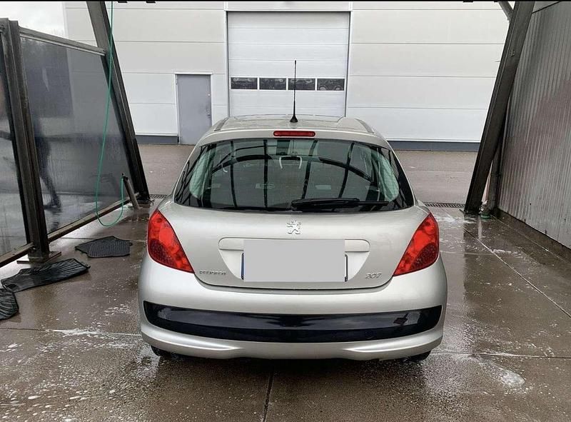 Gebraucht Peugeot 207 95 PS (69 kW) 2008 Silber Kleinwagen