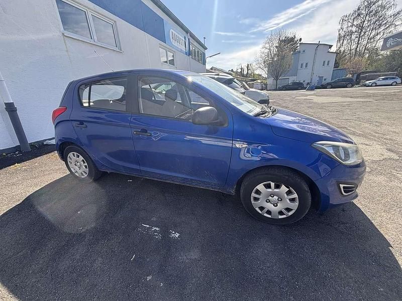 Gebraucht Hyundai i20 75 PS (55 kW) 2013 Blau Kleinwagen