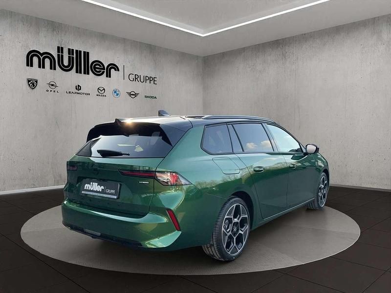 Neu Opel Astra Ultimate 145 PS (106 kW) 2026 Klover grün Kombi