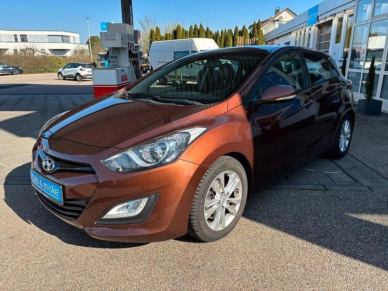 Gebraucht Hyundai i30 Intro Edition 90 PS (66 kW) 2012 Braun Limousine