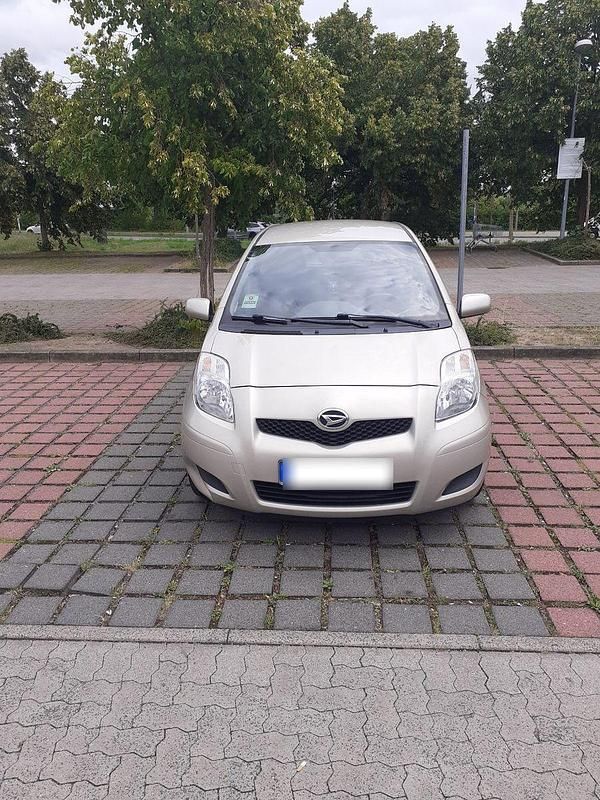 Gebraucht Daihatsu Charade 99 PS (72 kW) 2012 Beige Limousine