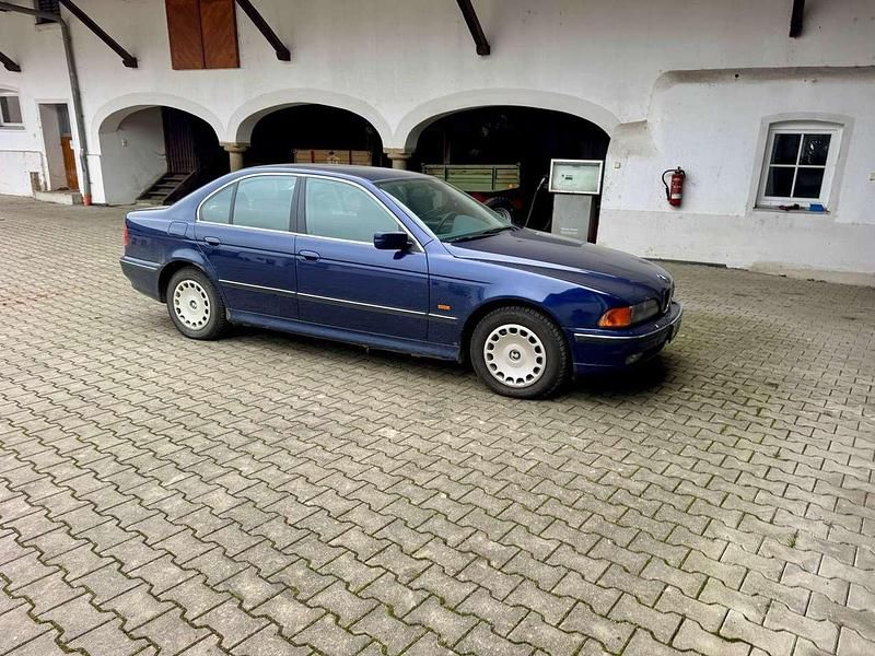 Blau Gebraucht 1996 BMW 525 Limousine | 2.150 € - Bild 1/4