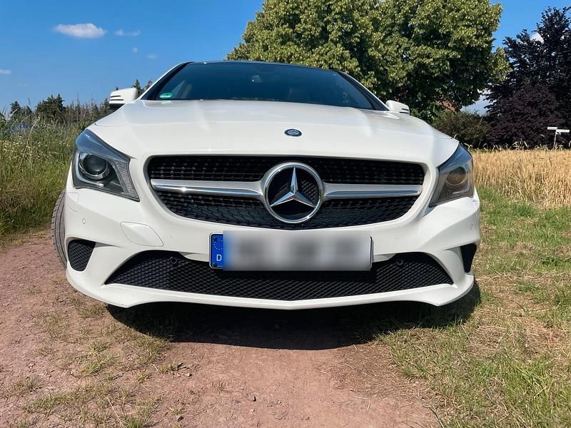 Weiß Gebraucht 2014 Mercedes CLA250 Urban Limousine | 16.999 € (Fairer Preis) - Bild 1/4