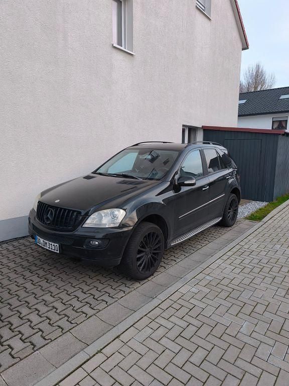 Schwarz Gebraucht 2006 Mercedes ML350 SUV | 9.500 € (Etwas zu teuer) - Bild 1/4