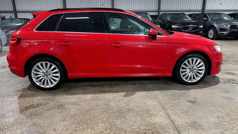 Gebraucht Audi A3 Sportback e-tron Ambiente 150 PS (110 kW) 2015 Rot Kleinwagen