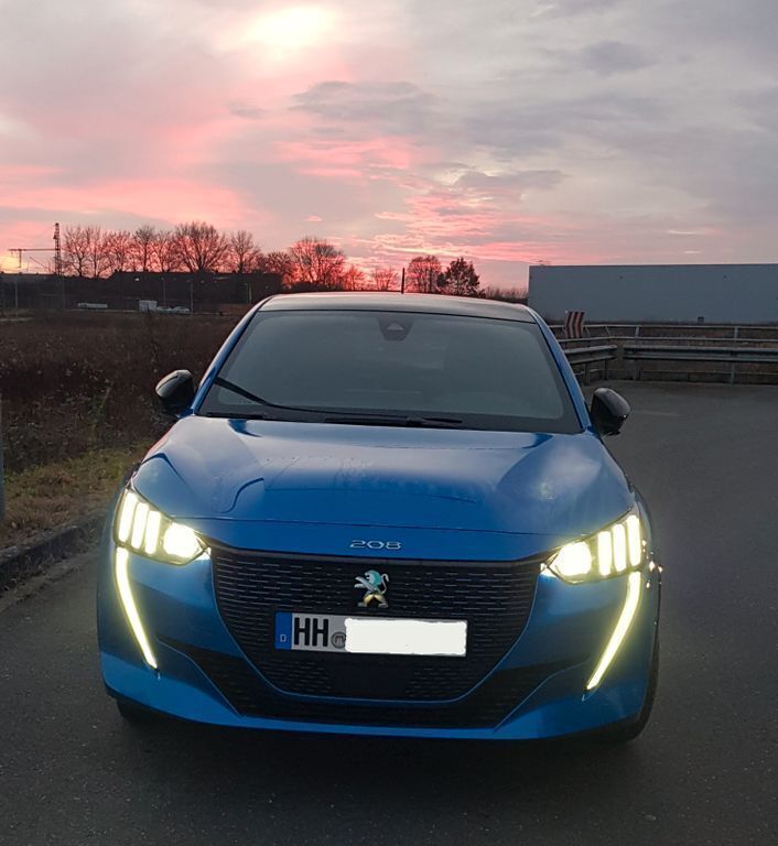 Blau Gebraucht 2021 Peugeot e-208 GT Kleinwagen | 16.100 € (Superpreis) - Bild 1/4