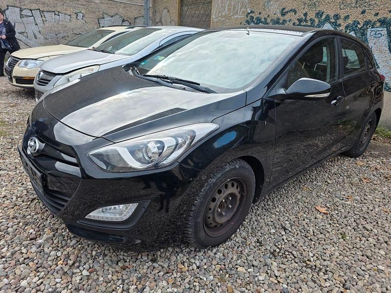 Schwarz Gebraucht 2013 Hyundai i30 Trend Limousine | 5.950 € (Superpreis) - Bild 1/4