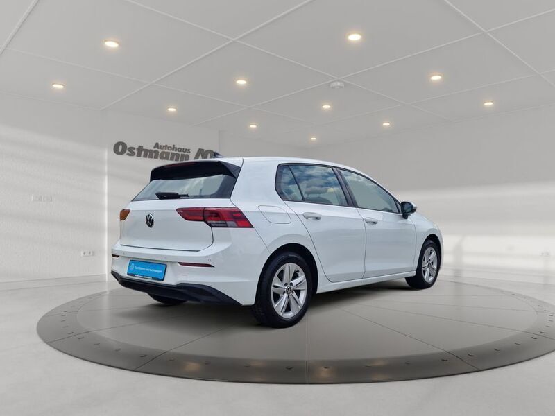 Gebraucht VW Golf VIII Life 150 PS (110 kW) 2021 Weiß Kleinwagen