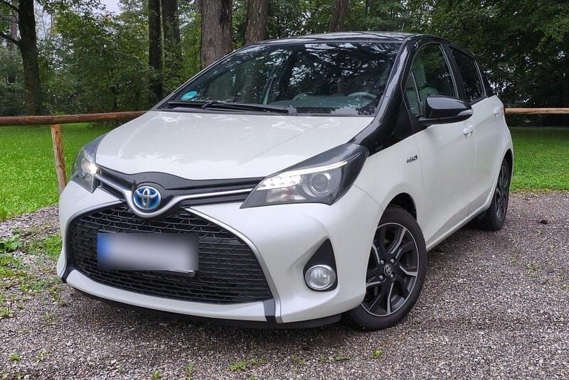 Weiß Gebraucht 2016 Toyota Yaris Hybrid Style Kleinwagen | 12.800 € (Fairer Preis) - Bild 1/4