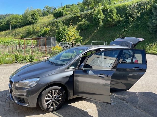 Grau Gebraucht 2017 BMW 218 Gran Tourer Advantage Van / Kleinbus | 13.900 € (Guter Preis) - Bild 1/4