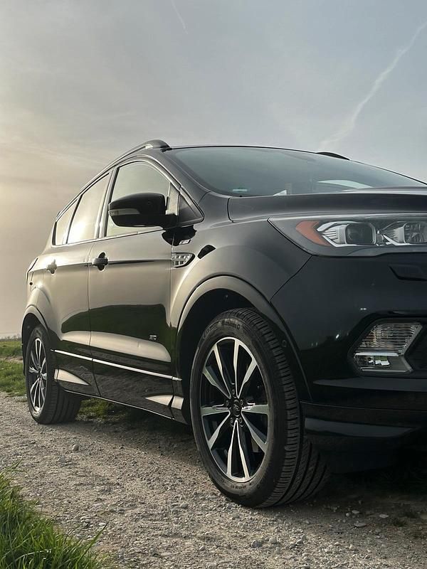 Usata Ford Kuga 150 CV (110 kW) 2017 Nero SUV