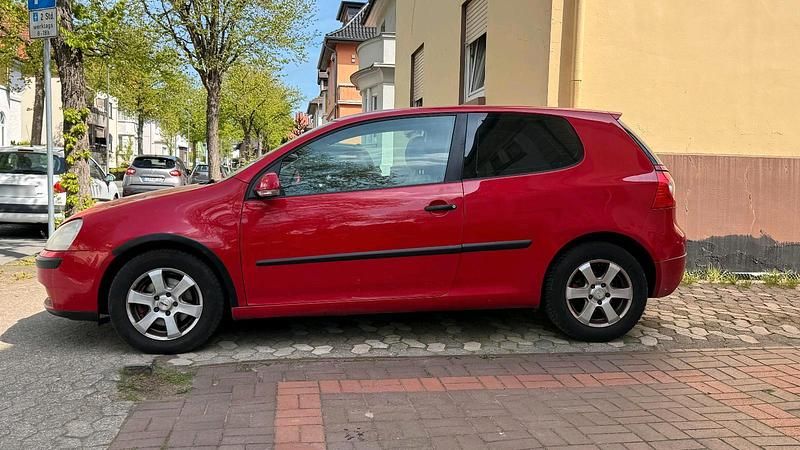 Second-hand VW Golf 115 CP (84 kW) 2004 Roșu Coupe
