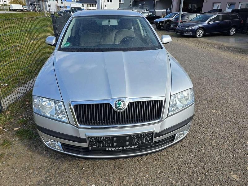 Gebraucht Skoda Octavia Ambiente 102 PS (75 kW) 2005 Diamantsilber met. Kleinwagen