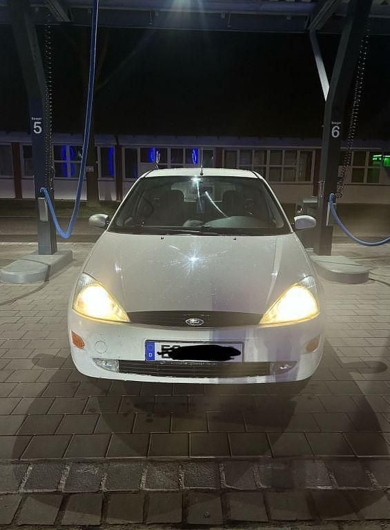 Gebraucht Ford Focus Ghia 101 PS (74 kW) 1999 Weiß Limousine