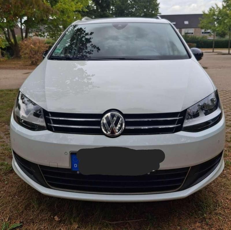 Weiß Gebraucht 2019 VW Sharan IQ Drive Van / Kleinbus | 24.900 € (Guter Preis) - Bild 1/4