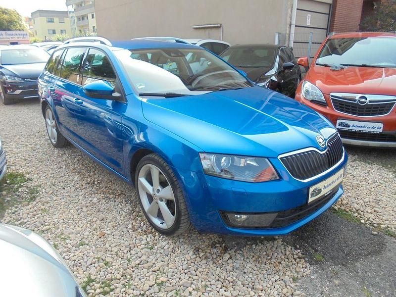 Blau Gebraucht 2013 Skoda Octavia Elegance Kombi | 8.999 € (Fairer Preis) - Bild 1/4