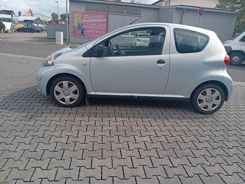 Gebraucht Toyota Aygo Basis 68 PS (50 kW) 2006 Blau Kleinwagen