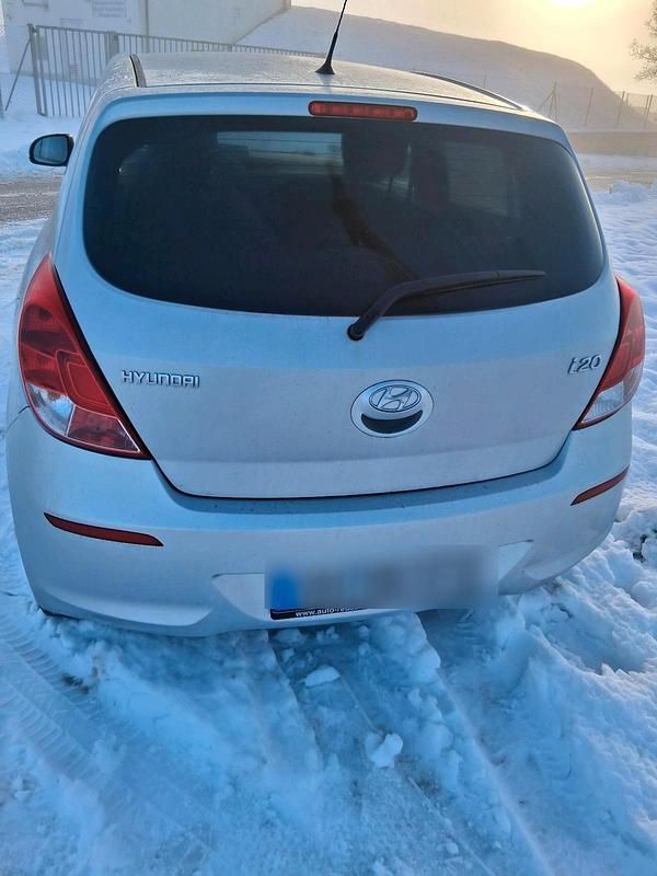 Gebraucht Hyundai i20 82 PS (60 kW) 2014 Silber Kleinwagen