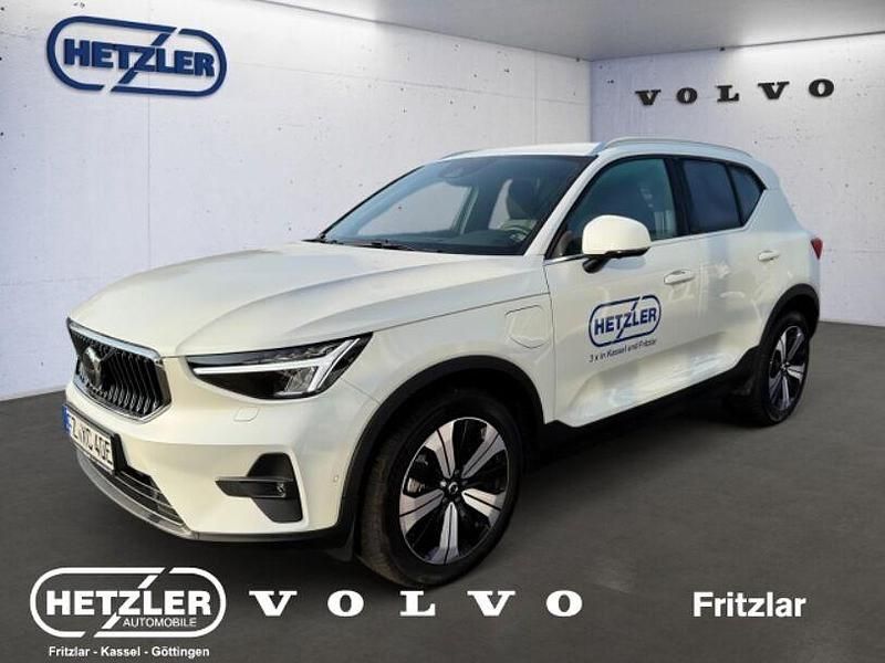 Crystal white / metallic Gebraucht 2023 Volvo XC40 Plus SUV | 39.990 € (Teuer) - Bild 1/4