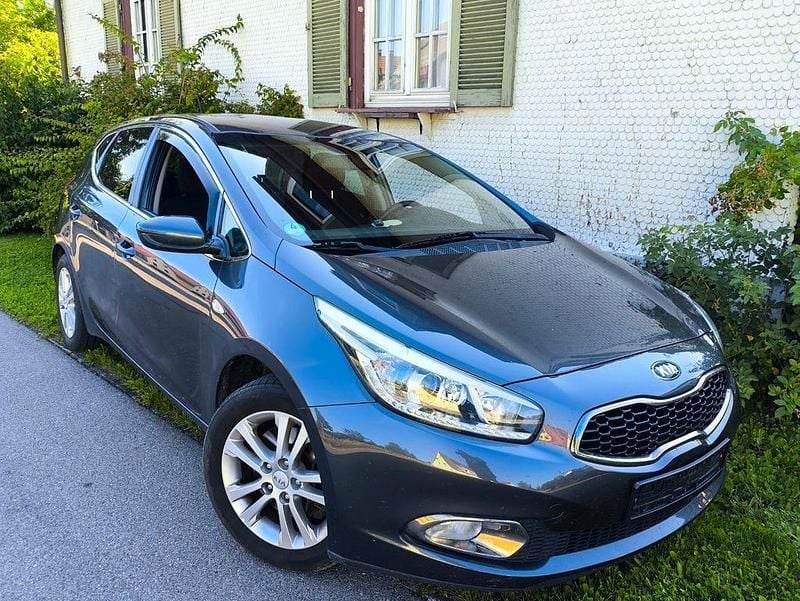 Grau Gebraucht 2013 Kia Ceed DREAM-TEAM Edition Limousine | 8.100 € (Fairer Preis) - Bild 1/4