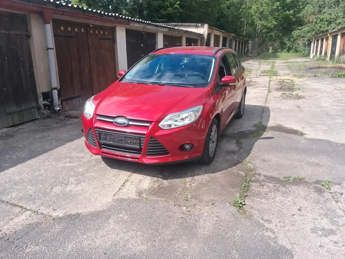 Gebraucht Ford Focus 101 PS (74 kW) 2013 Rot Limousine