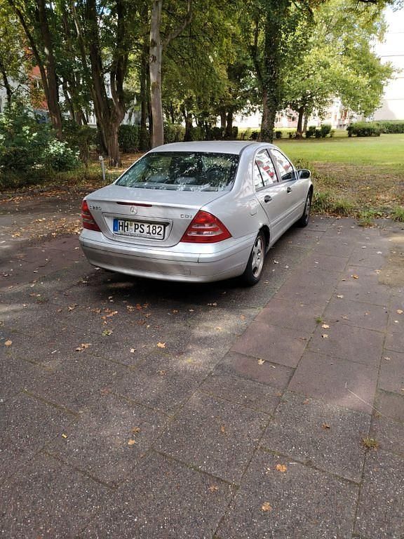 Silber Gebraucht 2002 Mercedes C220 Classic Limousine | 3.750 € (Fairer Preis) - Bild 1/4