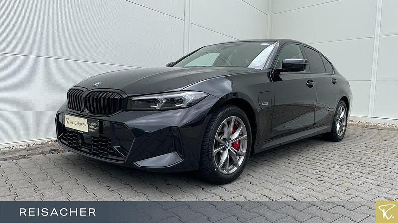 Saphirschwarz metallic Gebraucht 2024 BMW 330e Comfort Edition Limousine | 44.888 € (Fairer Preis) - Bild 1/4